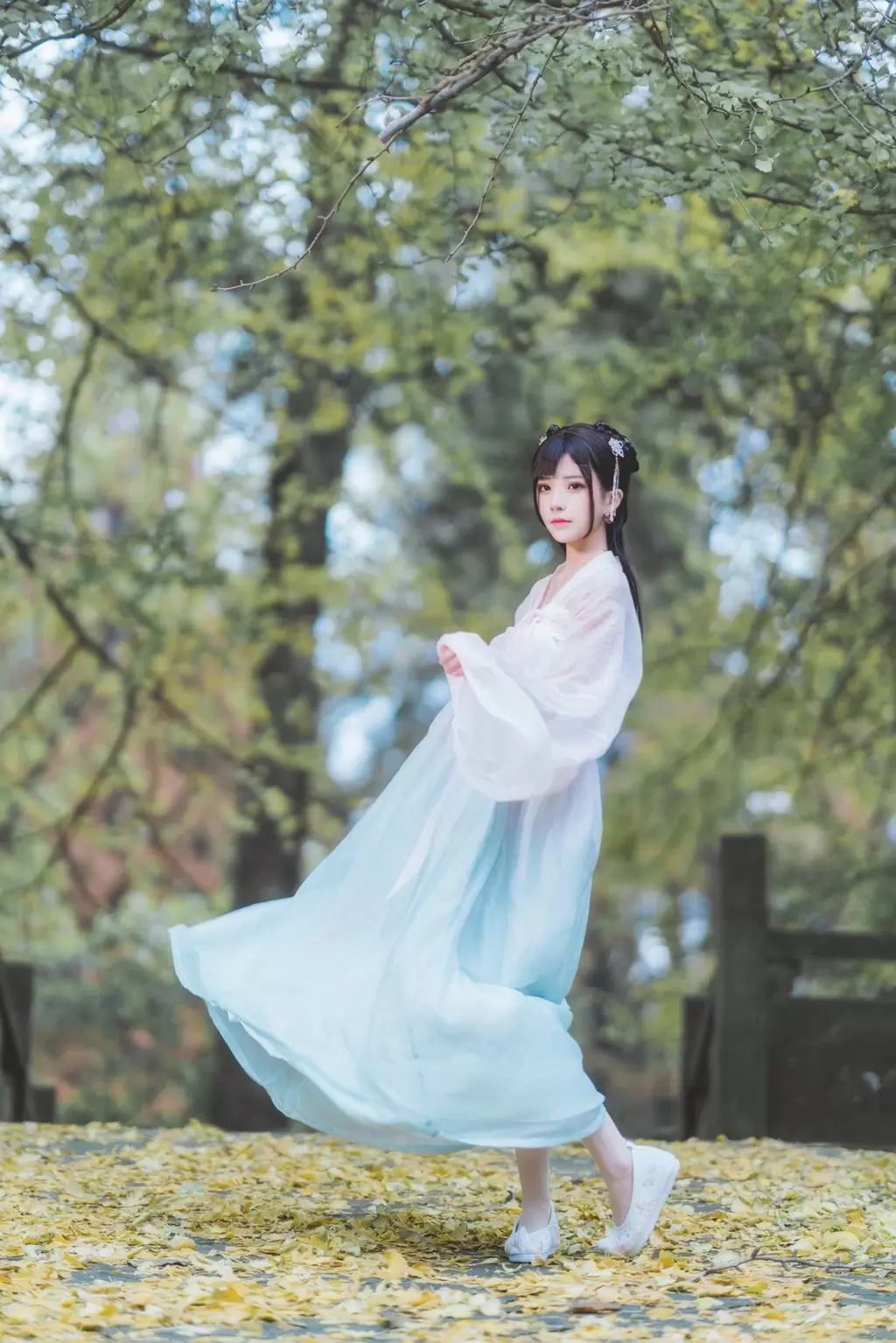 人气Coser@桜桃喵 温柔 汉服银杏 性感写真素材-丽图阁